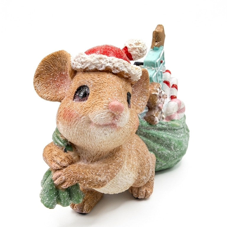 Dettaglio del musetto del topino natalizio in resina con cappello rosso glitterato, guance rosa e sacco di regali sullo sfondo