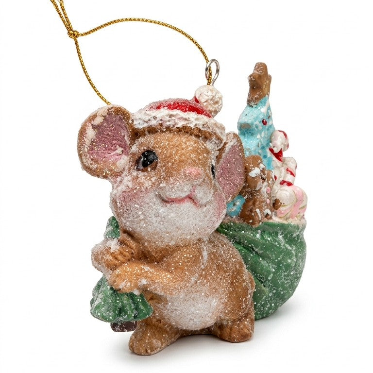 Dettaglio del musetto del topino natalizio con cappello rosso, guance rosa e glitter, addobbo da appendere all’albero