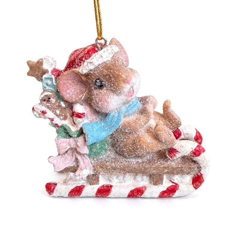 Addobbo natalizio topino con cappello da Babbo Natale su slitta di bastoncini di zucchero, con sacco di regali e sciarpa azzurra