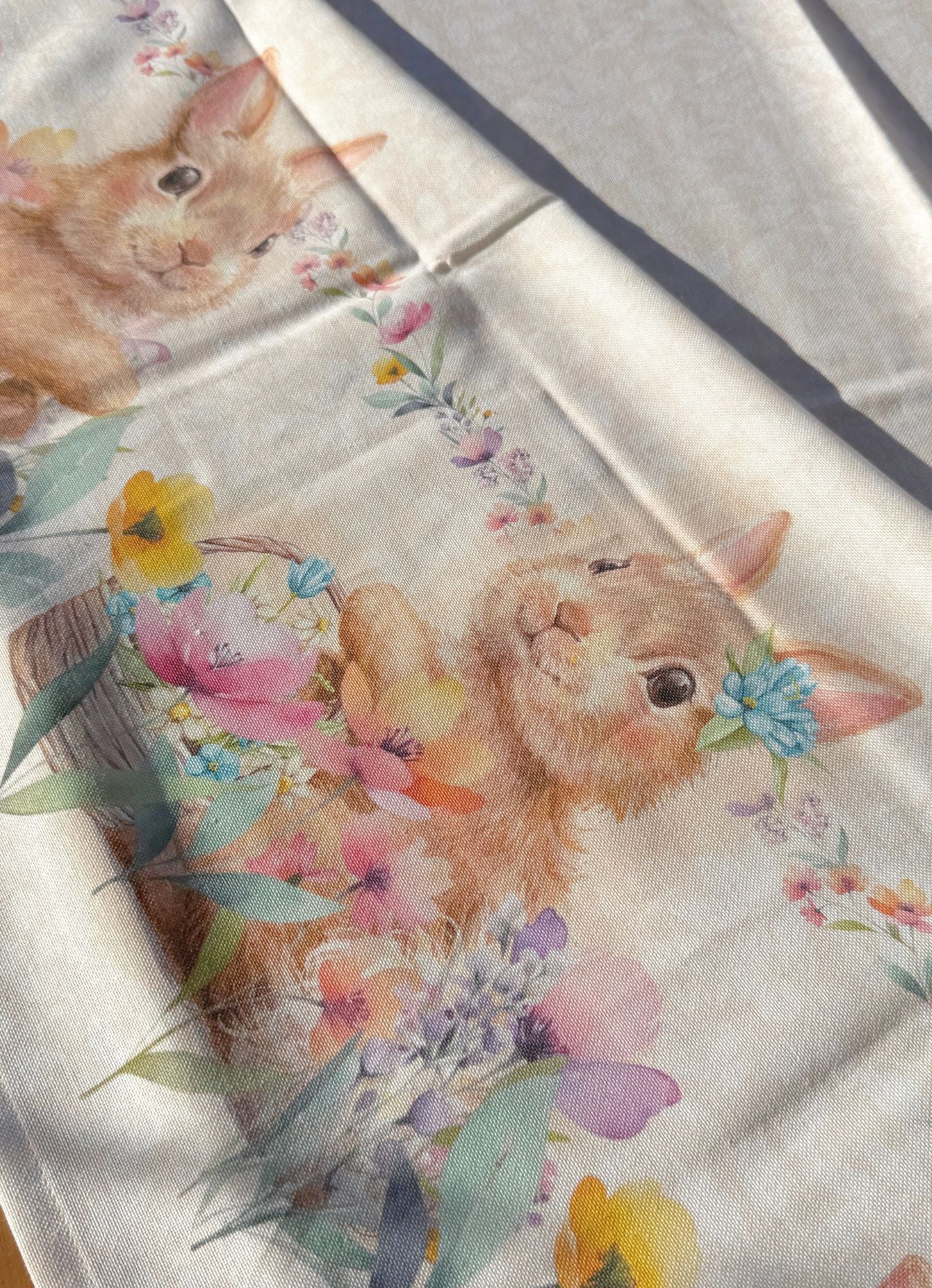 dettaglio conigli tovaglia pasqua